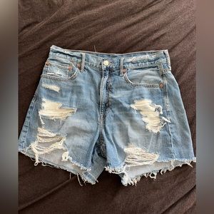 American Eagle distressed, high rise, loose fitting jean shorts! 4 inch inseam